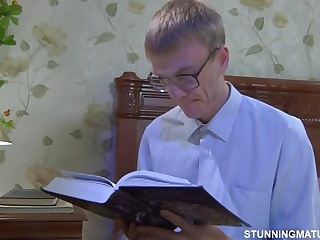 Похотливая нимфоманка Виола лишает девственности 20 летнего ботаника