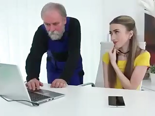 Старый системные работник соблазнил в кабинете свою молодую сексуальную начальницу
