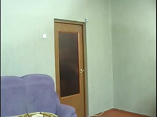 Развратная худая матюрка раздвигает ноги для соседского 18 летнего юнца в спальне