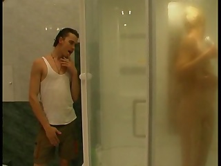 Похотливый извращенец подсматривает в душе за своей 40 летней соседкой