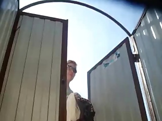 Скрытая камера в женской пляжной раздевалке снимает обнаженных барышень