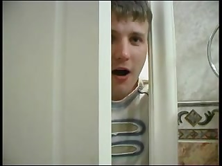 Молодой извращенец подсматривает в душе за голой грудастой красавицей