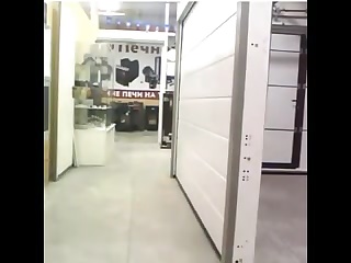 Русская секретарша мастурбирует в офисе, задрав платье