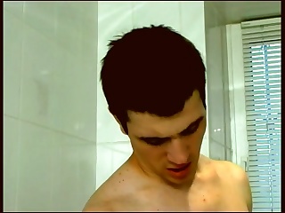 Русский студент раком на стиральной машинке выебал одинокую хозяйку