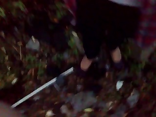 Старая карга в кустах облизывает влажным языком крепкий большой член