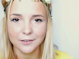 Светловолосая русская кокетка Катерина Козлова позирует перед камерой в обнаженном виде