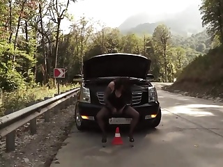 Любительница жесткого фистинга Белла балует себя приятным на улице