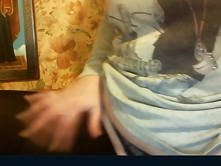 Пока муж на работе, похотливая жена показывает бритую пизду по вебке