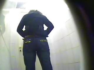 Писающие женщины и не знают, что в туалете спрятана скрытая камера