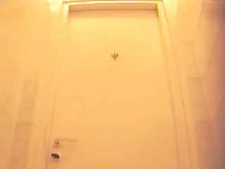 Скрытая камера в общественном женском туалете Саратова