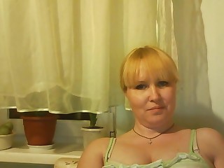 Зрелая блондинка из Пскова показывает сиськи по вебке он-лайн