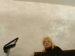 Русское порно пожила женщина Ирина мастурбирует киску