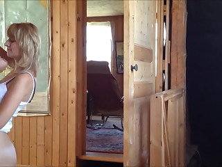 Заглянул к знакомой милфе и трахнул ее раком