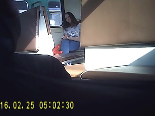 Парень дрочит в полупустом вагоне московского метро на публике