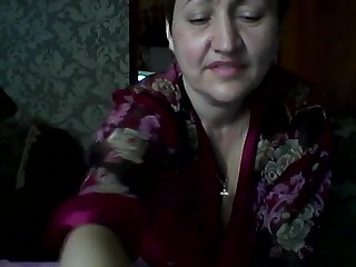 Зрелая бабенка дрочит пизду и жопу огурцом