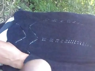 Дал зрелке подержаться за свой член