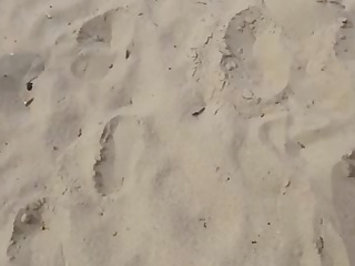 Молодые занимаются сексом прямо на пляже