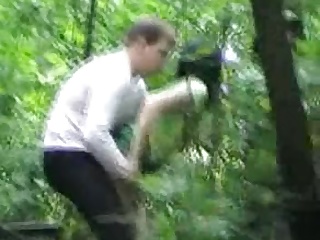 Парень трахает раком девушку в лесу