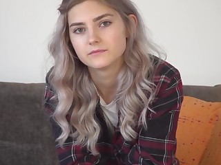 Русская девственница Ева Эльфи показала плеву в розовой писе