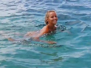 Стройная русская нудистка позирует на пляже