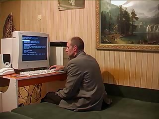 Девушка отвлекла зрелого препода от  работы