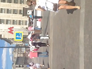 Парень снял красивую девушку в короткой юбке