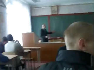 Девушка дрочит член своему другу в классе