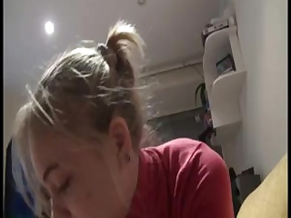 Девушка балует своего парня горячим минетом